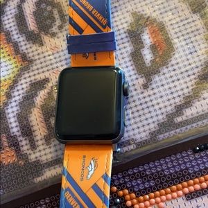 I’m selling a apple watch series 3.It will come with box and charger